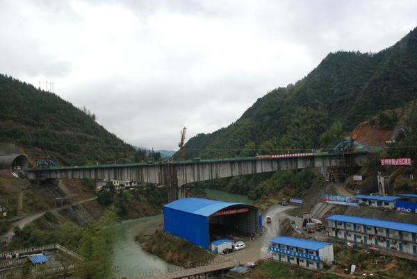 洞口县怀邵衡铁路长塘河大桥悬灌梁顺利合龙