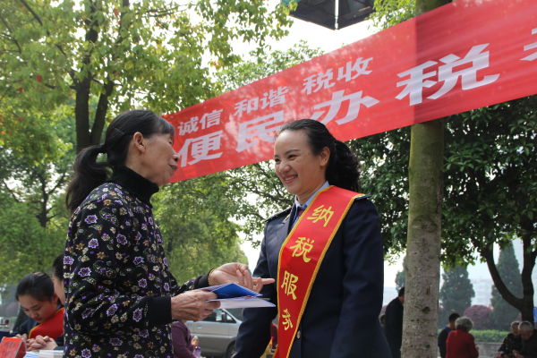 北塔区国税局地税局联合开展“纳税服务日”宣传活动