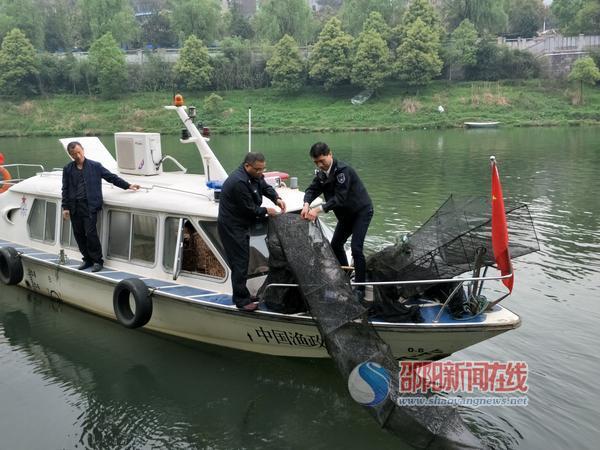邵阳市畜牧水产局渔政科联合水上治安大队巡查非法捕捞渔民