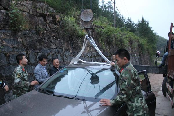 新邵县一私家车翻入大坝水库 武警官兵伸出援手