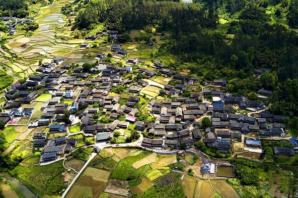 绥宁县大园古苗寨伴水而筑 古老苗家村寨保存完整