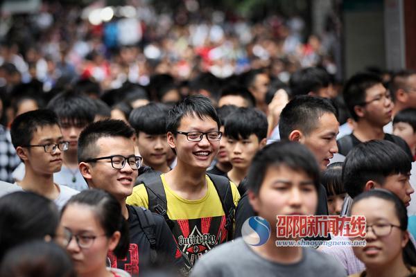 邵阳市42891名考生分赴全市10个考区30个考点