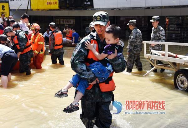 邵阳军分区和驻邵部队、民兵预备役官兵全力抗洪救灾