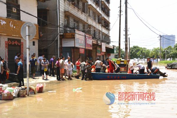 新邵县干群迎战洪峰 紧急转移万名群众