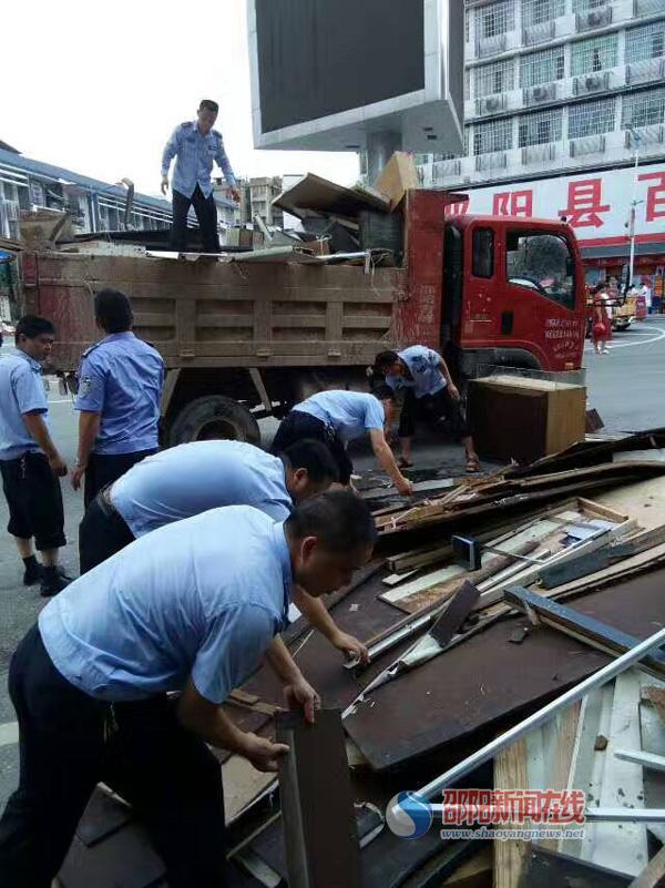 邵阳县城管局倾力做好城区灾后清淤工作