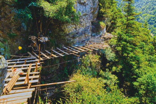 武冈云山开始修建玻璃栈道