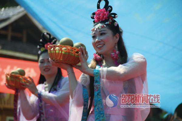 绥宁县寨市苗族侗族乡茶冲村扶贫贡梨润秋色
