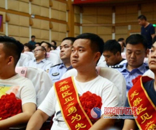刘英杰：深夜制服持刀歹徒的“一代英杰”