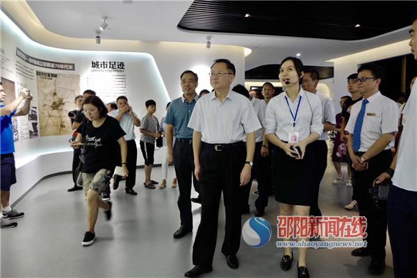 龚文密督导“五馆一中心”安全管理和服务工作