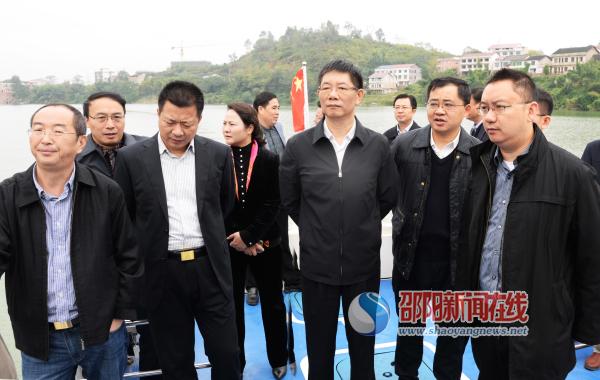 刘事青带着问题巡河 要求对照问题整改