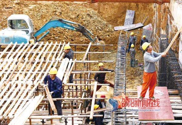 新邵县金三角单建式平战结合人防工程工地施工热火朝天