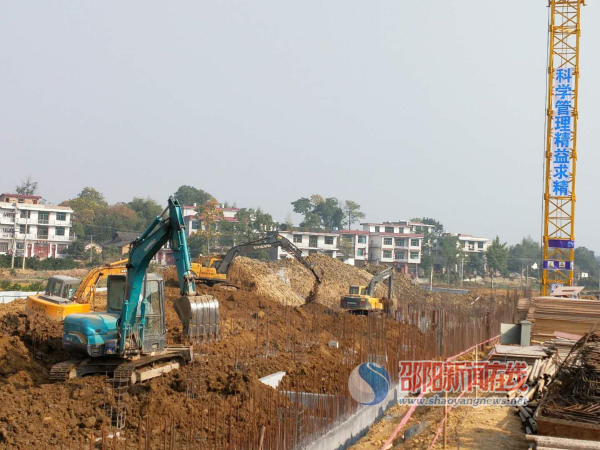 黄龙镇易地扶贫搬迁集中安置区项目施工现场。