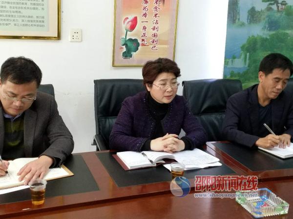 周迎春（中）在宣讲党的十九大精神，并就易地扶贫搬迁工作提出要求
