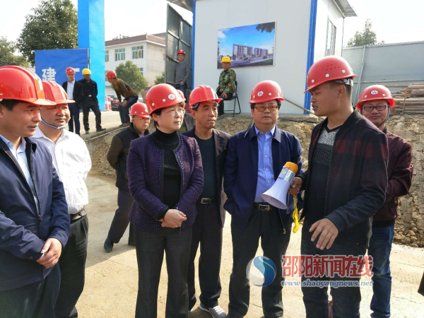 黄龙镇易地扶贫搬迁集中安置区建设方向周迎春一行介绍工程情况。