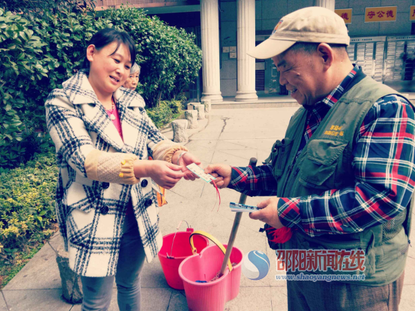 七旬老党员千张书签宣传十九大精神