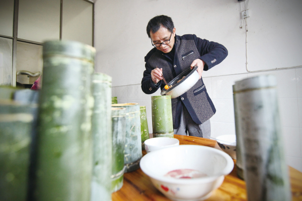 新邵县陈家坊镇：品竹筒烤肉 悟千年文化