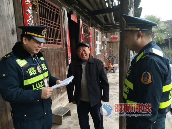 武靖高速公路绥宁路政中队队员“送法”进山寨