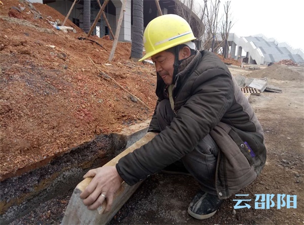 在体育新城工地上干活的老梁，新年有个“买车梦”！