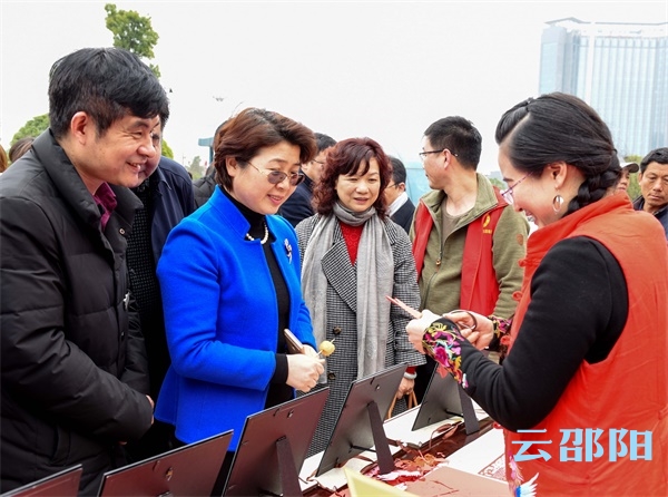 今天邵阳文化艺术中心好热闹，几万名群众都来了！