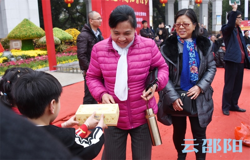 一名女士猜对了，面带着微笑上台领奖。 谢冰  摄.jpg