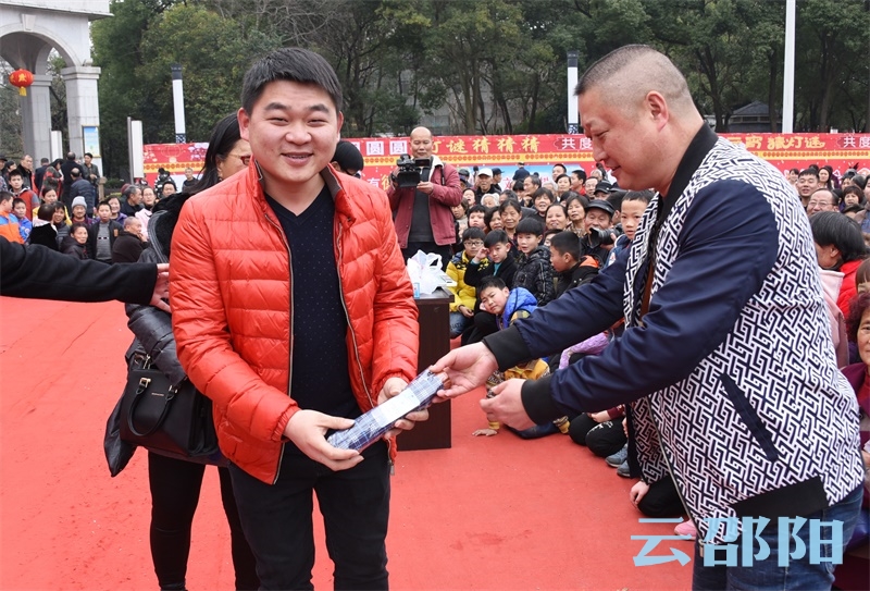 猜灯谜擂台赛上猜中的市民根据谜题的难度，答对后所得到的礼品也不同。 谢冰  摄.jpg
