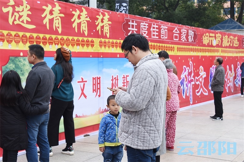 有不少市民想利用手机百度看能不能找到答案，但是找不到。 谢冰摄.jpg