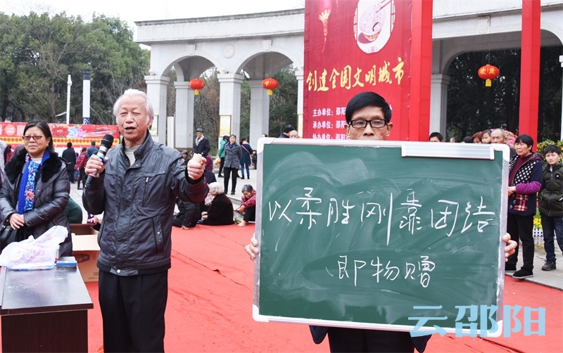 猜灯谜擂台赛上工作人员正在向市民展示猜谜题目。谢冰  摄.jpg