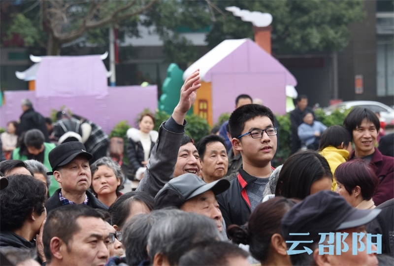 灯谜会擂台赛上市民踊跃举手猜谜。 谢冰 摄.jpg