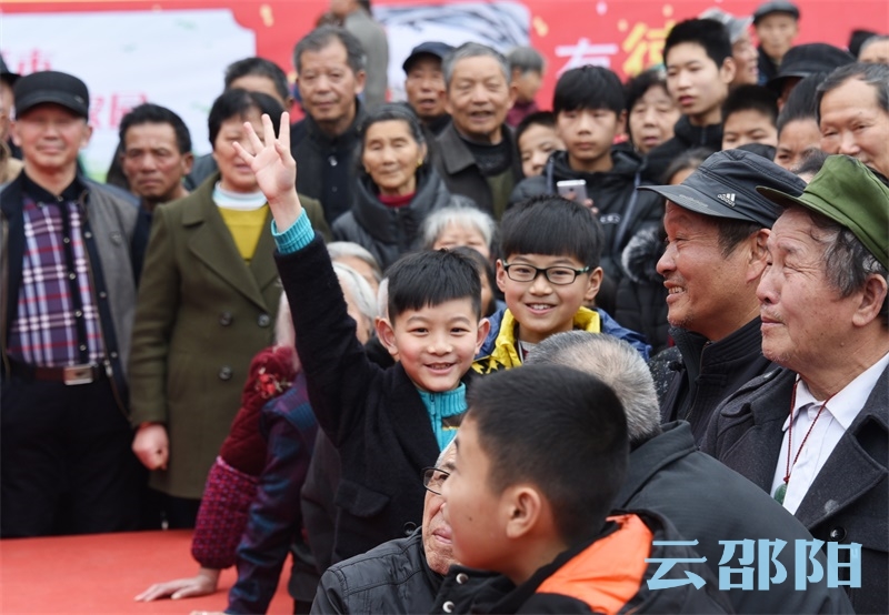 这其中还有不小小朋友参与猜谜。谢冰  摄.jpg