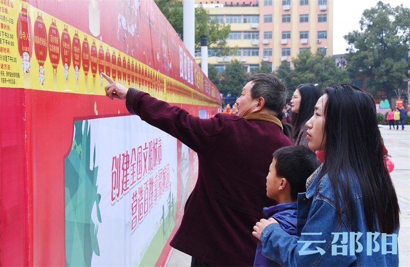 前来猜灯谜的市民络绎不绝.JPG
