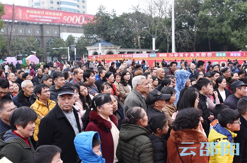 3月2日下午的城南公园人潮涌动，大家都来到灯谜会擂台赛现场参与猜题。  谢冰  摄.jpg