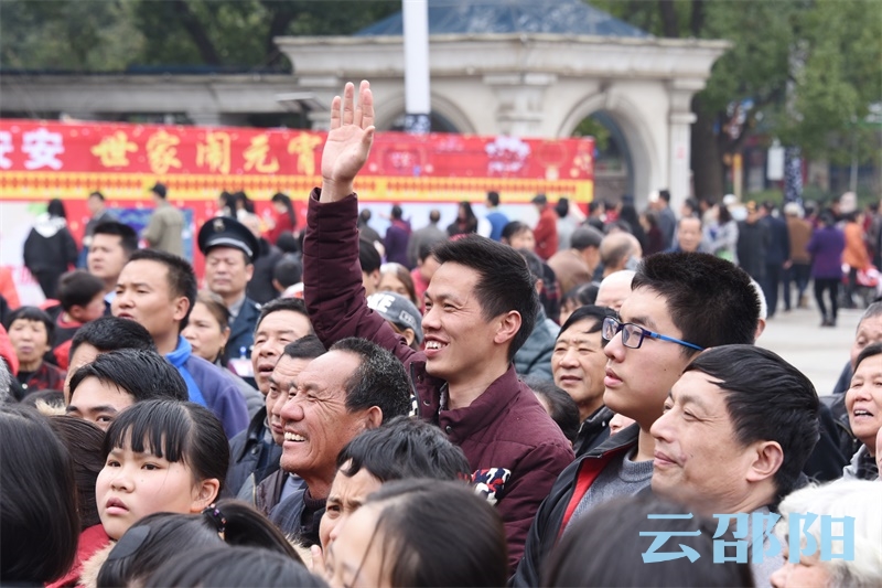 既然是擂台赛，那么速度是关键，看谁举手举的最快就由谁来答题。.jpg
