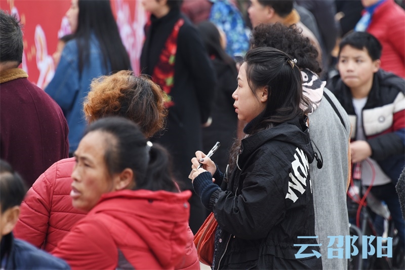 猜灯谜的市民拿出纸笔将灯谜记下。 谢冰摄.jpg