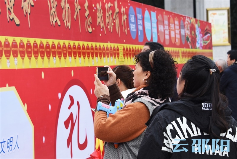 也有前来猜灯谜的市民用手机把谜题拍下，然后发微信求助亲朋好友帮助猜。  谢冰  摄.jpg