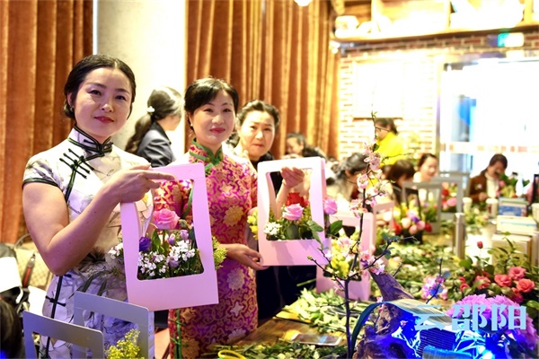 学插花、体验高科技……三·八妇女节,她们表示过得很嗨皮