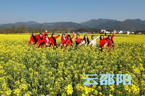 崀山景区开展迎三八“绿色环保夷江行”活动