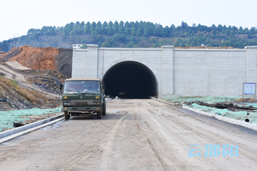 隧道南端的道路已完成了硬化并铺上了沥青。.jpg