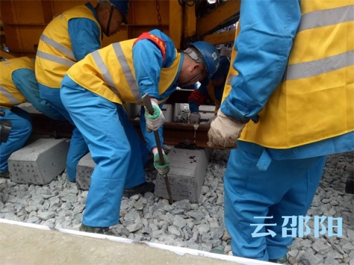 喜讯！怀邵衡铁路铺轨全线贯通