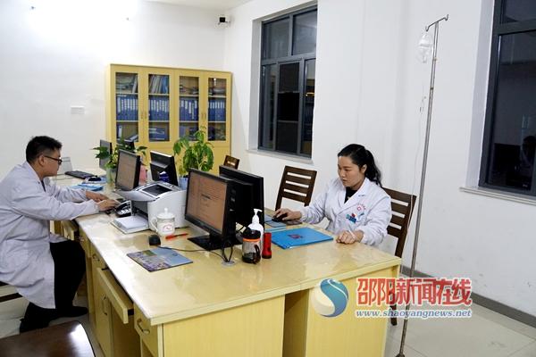 为吊盐水加班的绥宁好医生点赞！