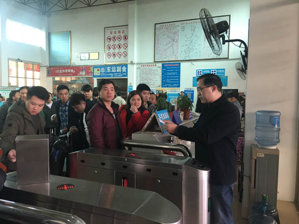 湘运城步分公司黄鑫经理亲自上阵疏导旅客出行
