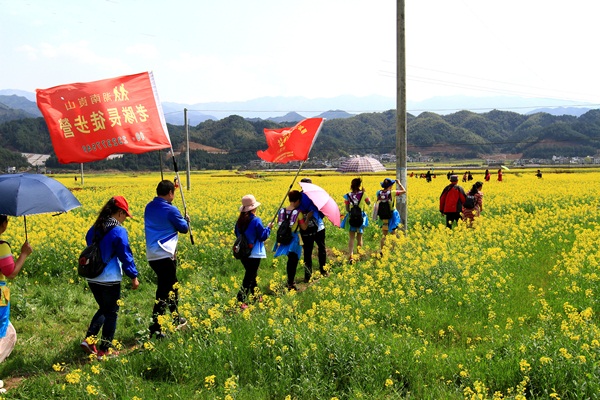 新宁开启崀山万亩油菜花踏青之旅