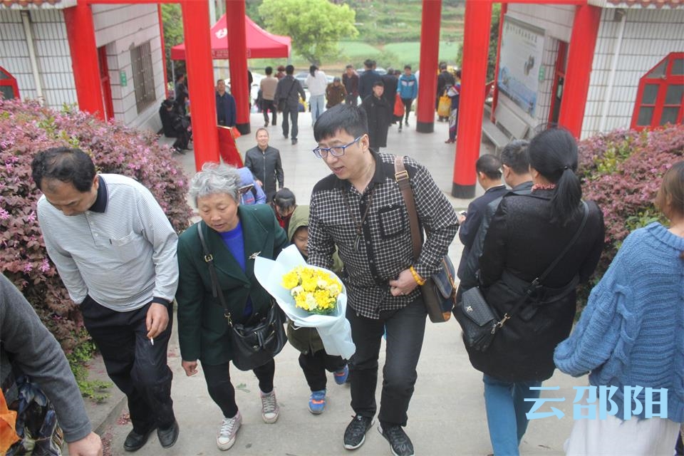 鞭炮换菊花“绿色”祭先人 今年邵阳清明很环保