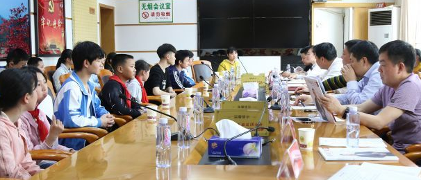 广东省湖南邵阳商会爱心人士回访受助学生
