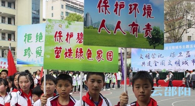 街道办、中小学与志愿者共同上路倡导文明祭祀和劝说灭烟
