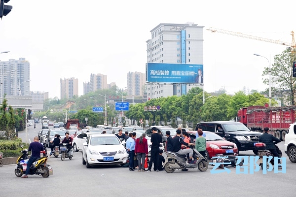 邵阳拍客 | 邵阳大道与建设路交叉路口发生交通事故 造成路段拥堵