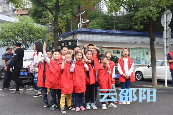 邵阳市福彩中心六一儿童节走进市特殊教育学校