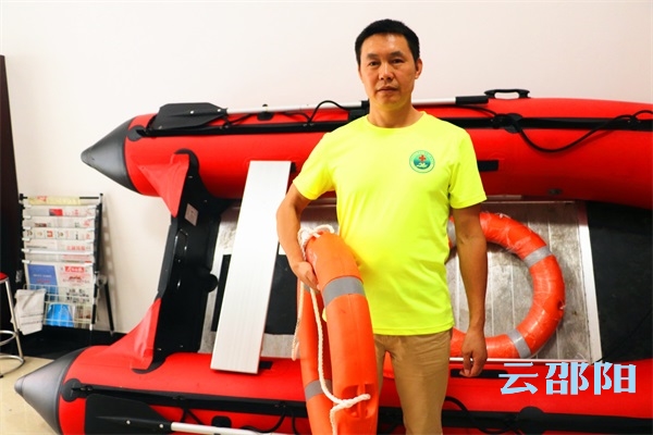 西湖桥上一男子跳河，游泳爱好者奋力施救夺回一条生命