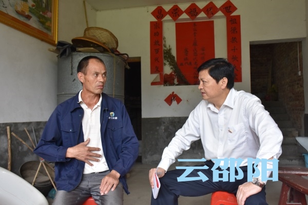党徽闪耀在扶贫一线
