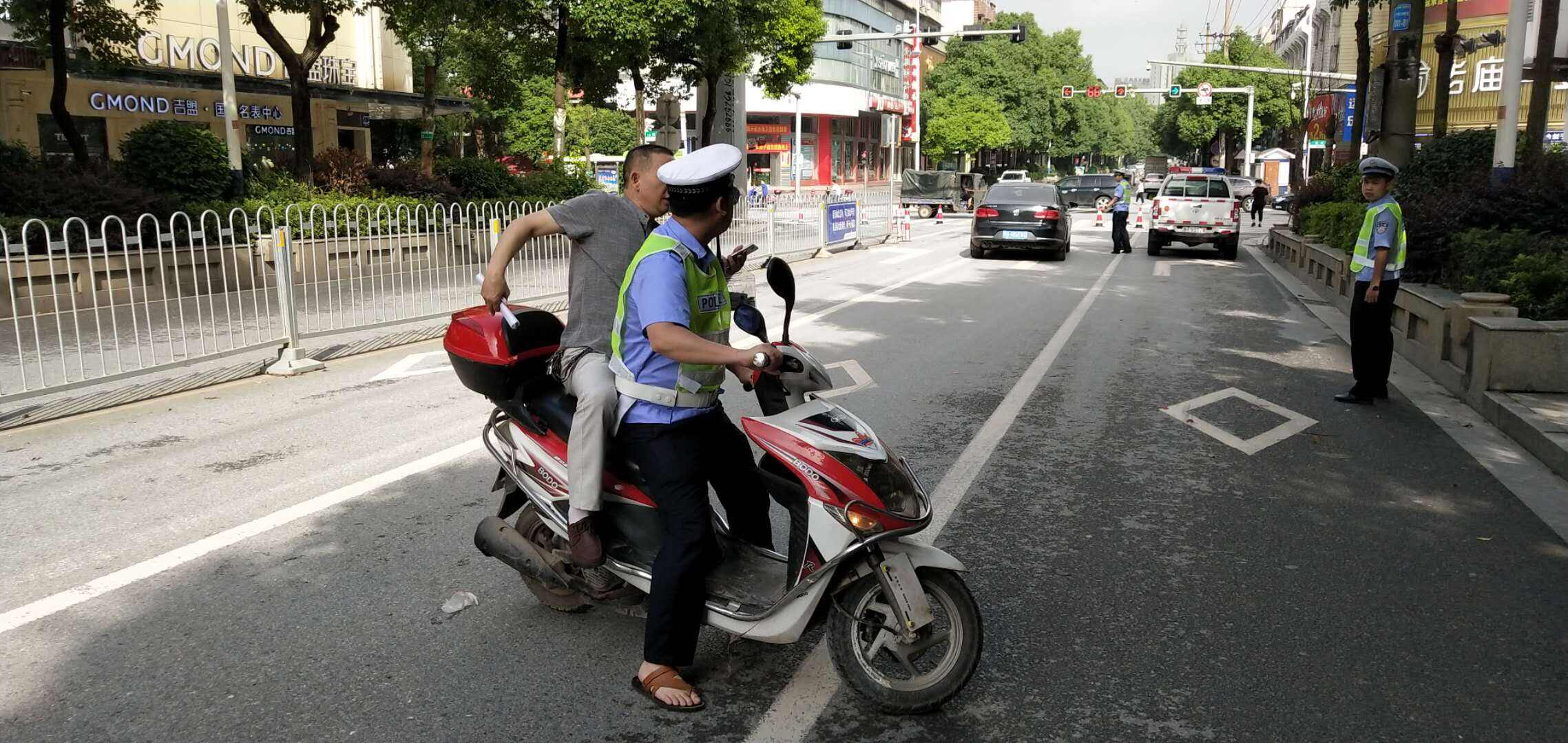 高考考生忘带准考证 邵东交警紧急护送暖人心
