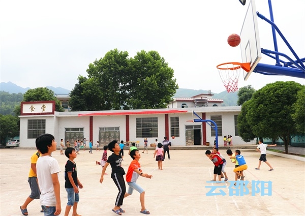 邵阳市“公益体彩 快乐操场”陪伴孩子度过快乐童年